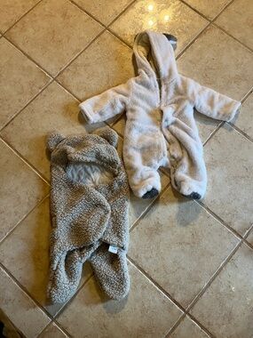 baby 0-3mo swaddle wrap and 0-3mo zip up onsie fall/winter .. new no tags unworn